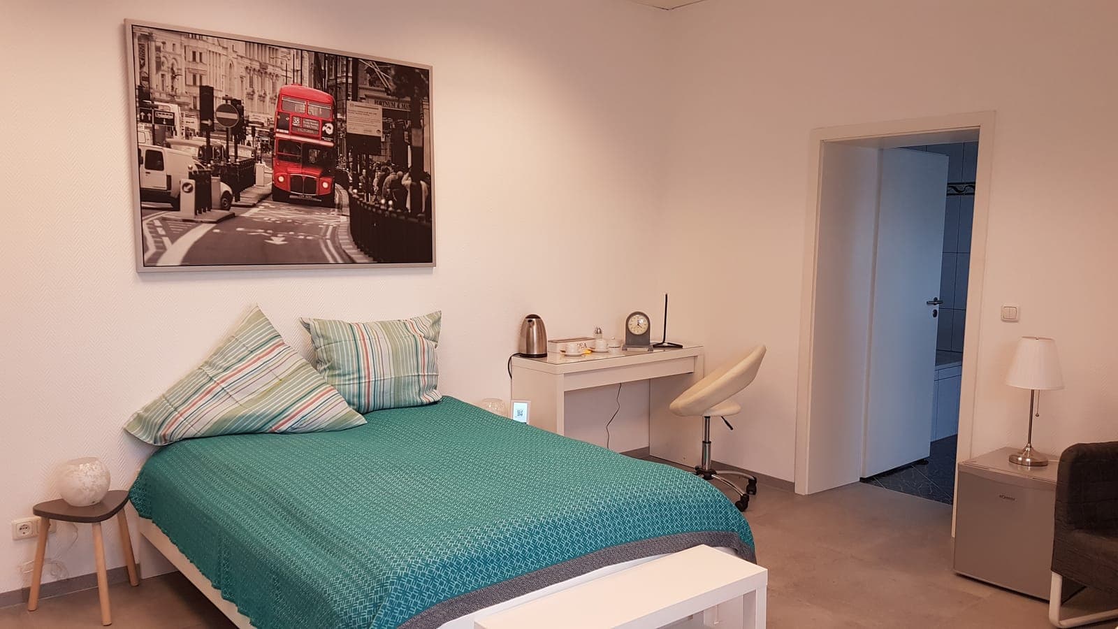 Zimmer 21 – Jana - Großzügiges Zimmer mit Doppelbett, Arbeitsplatz und eigenem Bad mit Dusche.