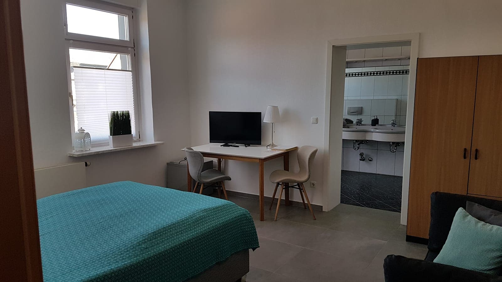Zimmer 22 – Hildegard - Unser größtes Zimmer: Doppelbett, Sofa und eigenes Bad mit Dusche.
