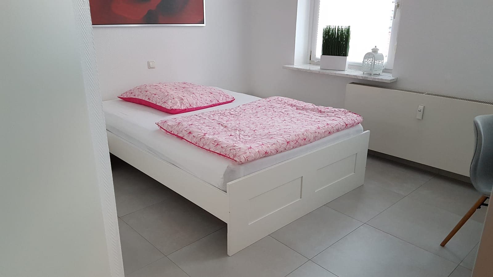 Zimmer 23 – Nadine - Kompaktes, helles Zimmer mit eigenem Duschbad und eigenem Eingang.