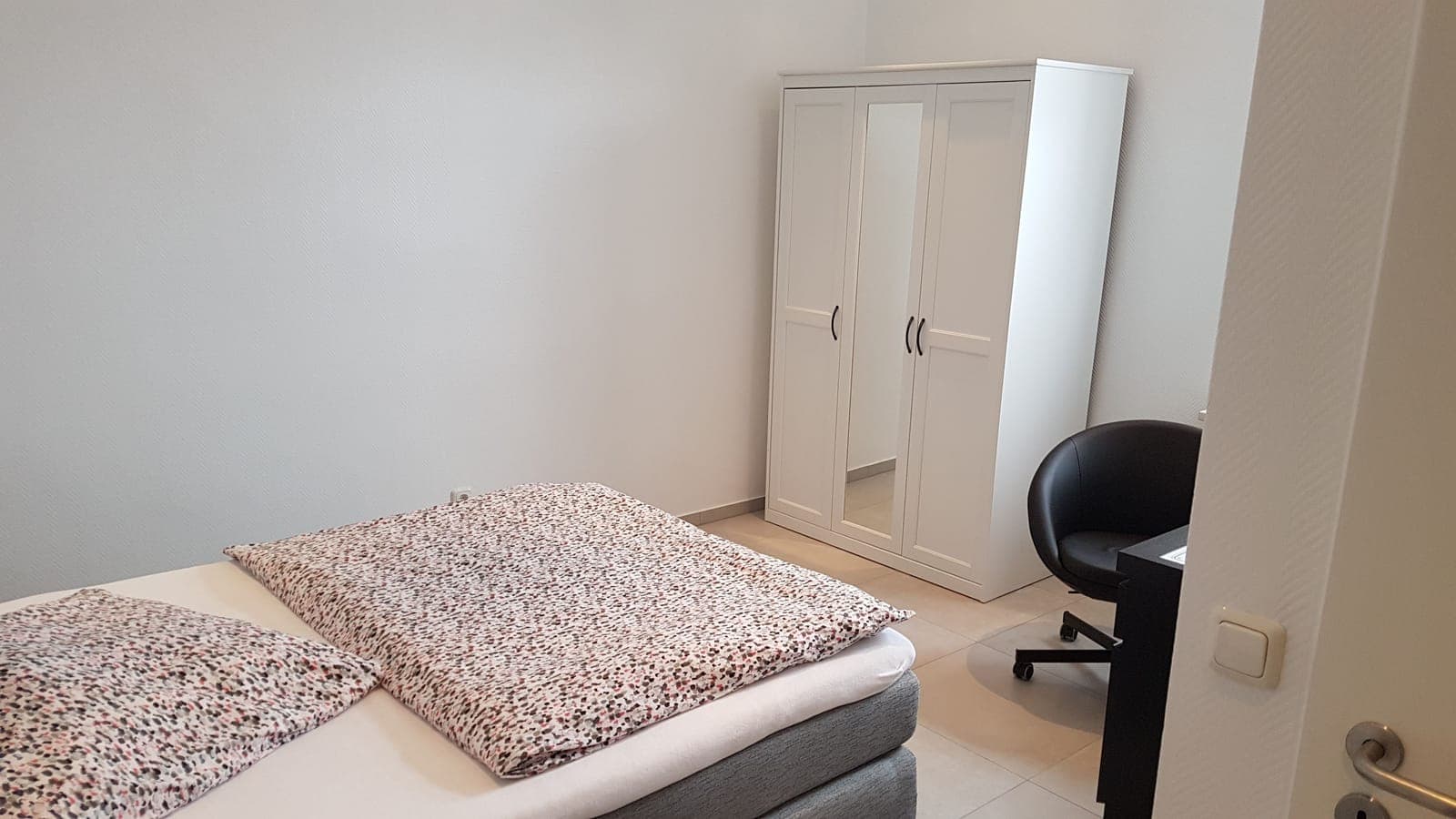 Zimmer 24 – Ramin - Modernes Zimmer mit Doppelbett, Flachbildfernseher und eigenem Duschbad.